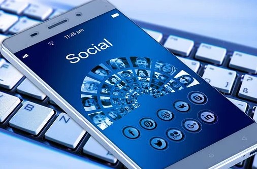 Smartphone med sociale medier