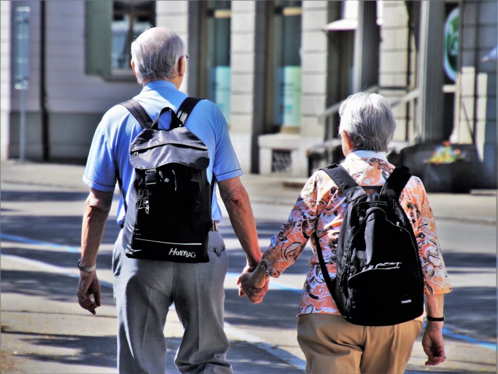 Ældre ægtepar går tur